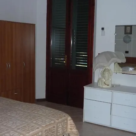 Rosignano Bed And Car بيت ضيافة كاسْتيلونْشيلّو