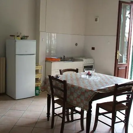 Rosignano Bed And Car بيت ضيافة كاسْتيلونْشيلّو